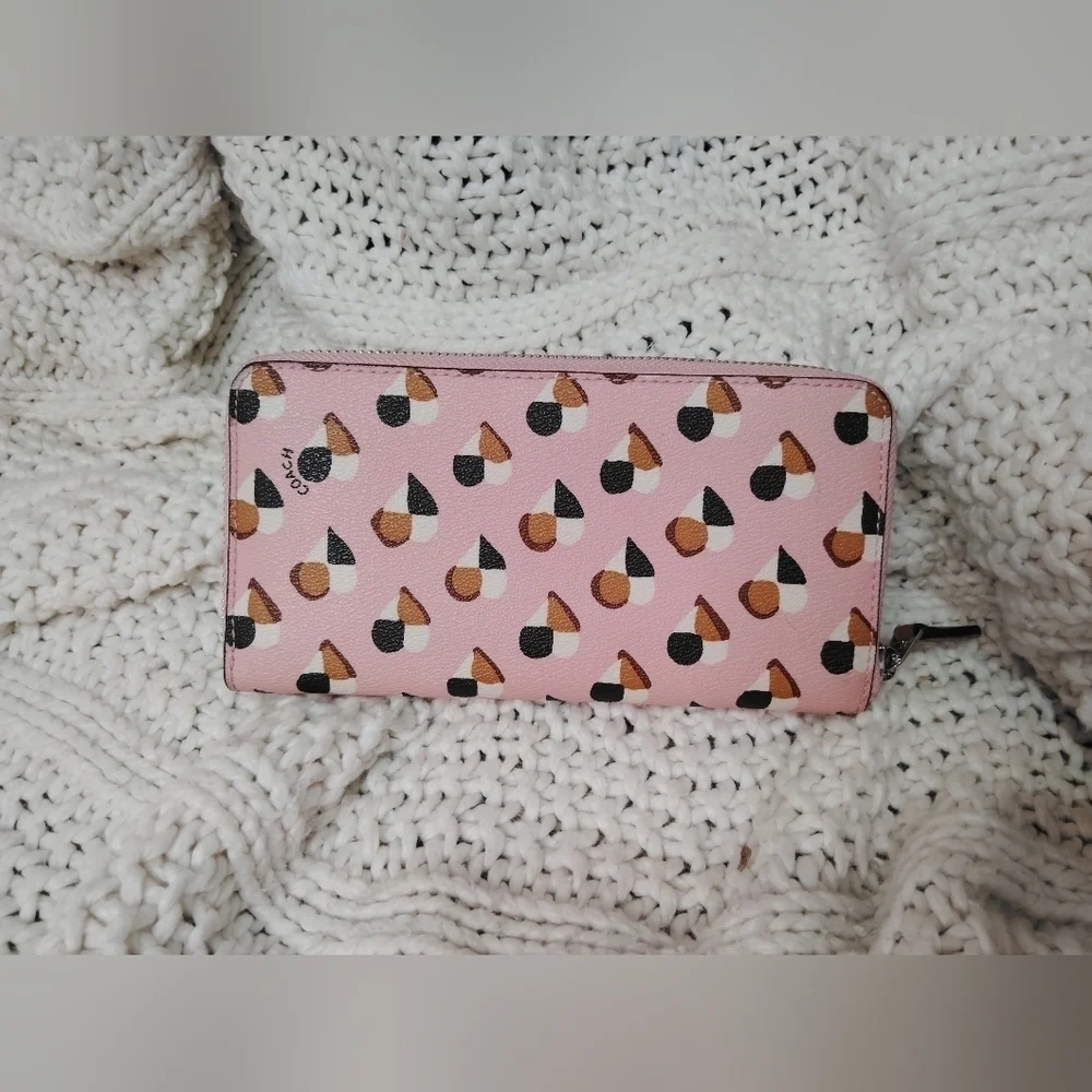 PRICE DROP! Coach Pink Heart Pattern Women's Wallet (NWOT)